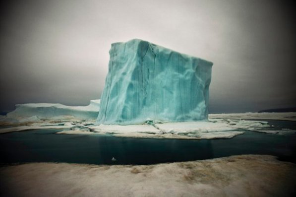 Depuis dix ans, le photographe franco-britannique Sebastian Copeland suit l'évolution de la banquise dans l'Arctique, où la fonte des glaces s'accélère année après année : ici, en juin 2010, un iceberg au Groenland.